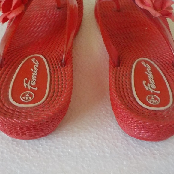 Red Sandals with Fabric Roses - Picture 4 of 6